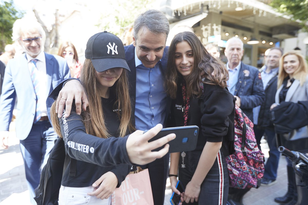 kmitsotakis's tweet photo. Στον Πειραιά με τον υποψήφιο Δήμαρχο που στηρίζει η Νέα Δημοκρατία Νίκο Βλαχάκο. Μία πόλη ιστορική και δυναμική, πύλη ανάπτυξης για ολόκληρη τη χώρα. Οι πολίτες που ζουν και εργάζονται εδώ αξίζουν να δουν την πόλη τους να φτάνει τις τεράστιες δυνατότητές της. https://t.co/di5MLMuyTC