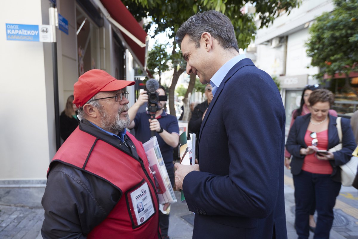 kmitsotakis's tweet photo. Στον Πειραιά με τον υποψήφιο Δήμαρχο που στηρίζει η Νέα Δημοκρατία Νίκο Βλαχάκο. Μία πόλη ιστορική και δυναμική, πύλη ανάπτυξης για ολόκληρη τη χώρα. Οι πολίτες που ζουν και εργάζονται εδώ αξίζουν να δουν την πόλη τους να φτάνει τις τεράστιες δυνατότητές της. https://t.co/di5MLMuyTC