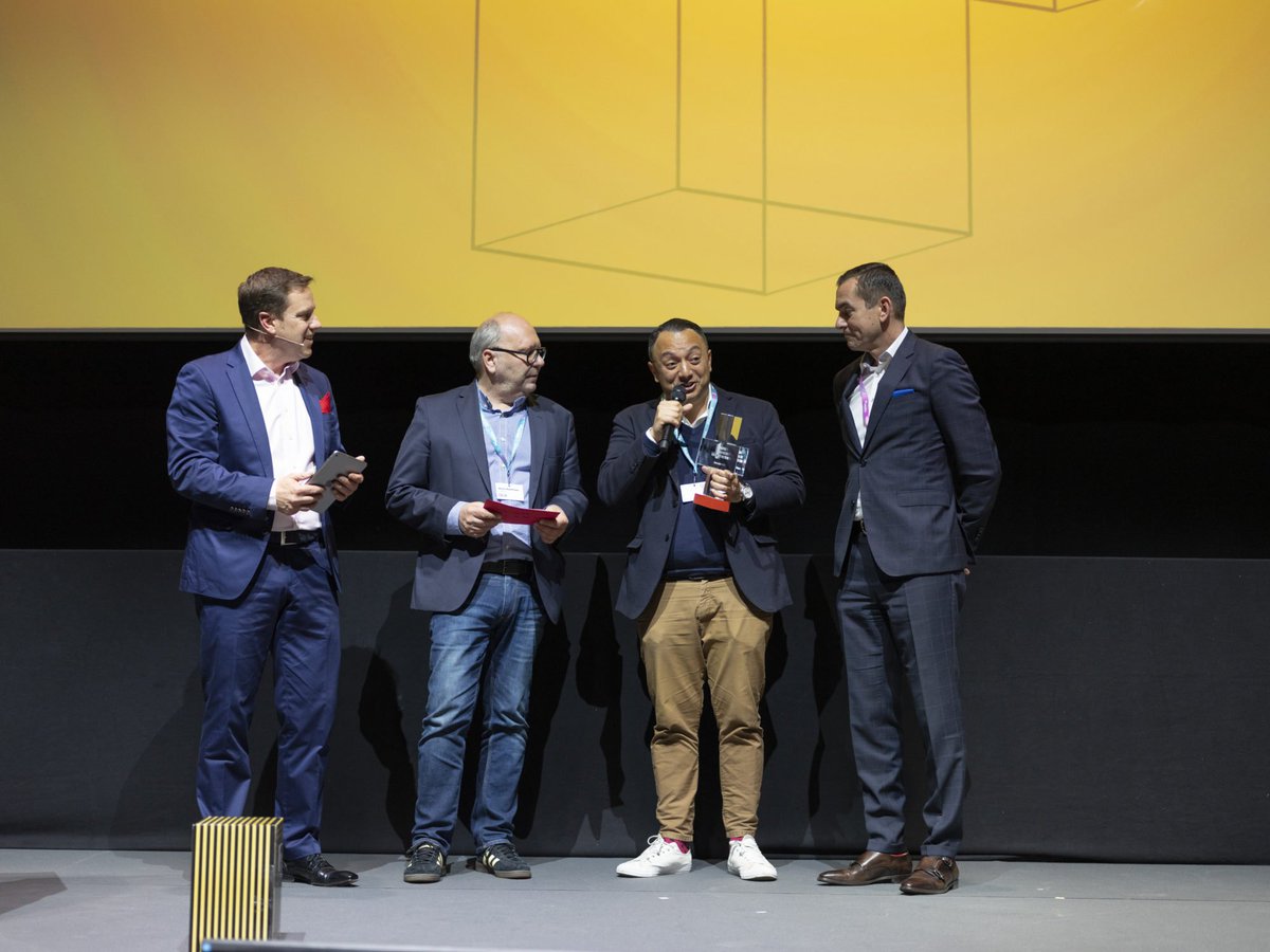 DEX_Zurich's tweet photo. We proudly present die Gewinner des Digital Marketing Award! 🏆 @Amorana holt den Pokal als "Marketer of the Year", @hoydigital_ch ist «Digital Agency of the Year» und der Newcomer-Award geht an Anna Sidorova. Herzlichen Glückwunsch! 🎉#dex19 #winner #partyhard https://t.co/eHK56oXl4K