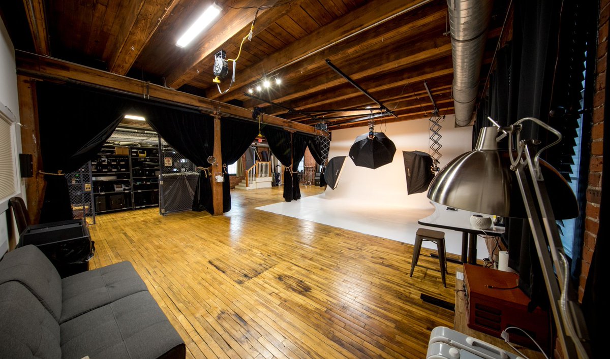 LensLockers's tweet image. Shoot your next portrait, music video, or interview here at LensLockers Studio located in Boston Mass. Rent the studio hourly or by the day. 

Studio lighting of your choice, PCB Einstein Strobes or iKan LED lights included with your rental. More info: bit.ly/2UP9piB