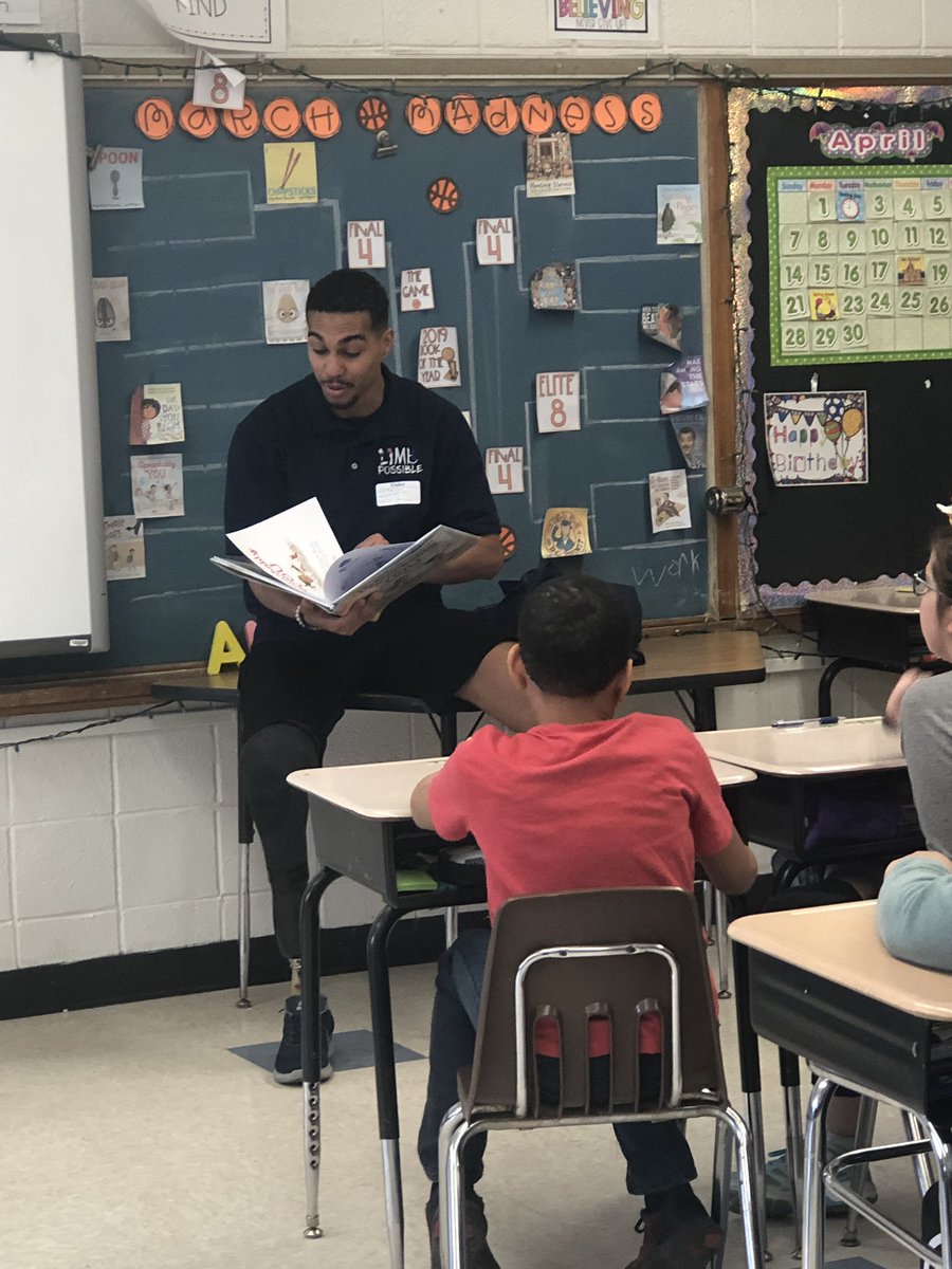 Room 8 had such an amazing treat today! Robert Rodriguez from @LimbPossible came in to be our March Madness secret reader. He was such an inspiration to the students they loved having him visit. @GardinerManorEl @BayShoreSchools
