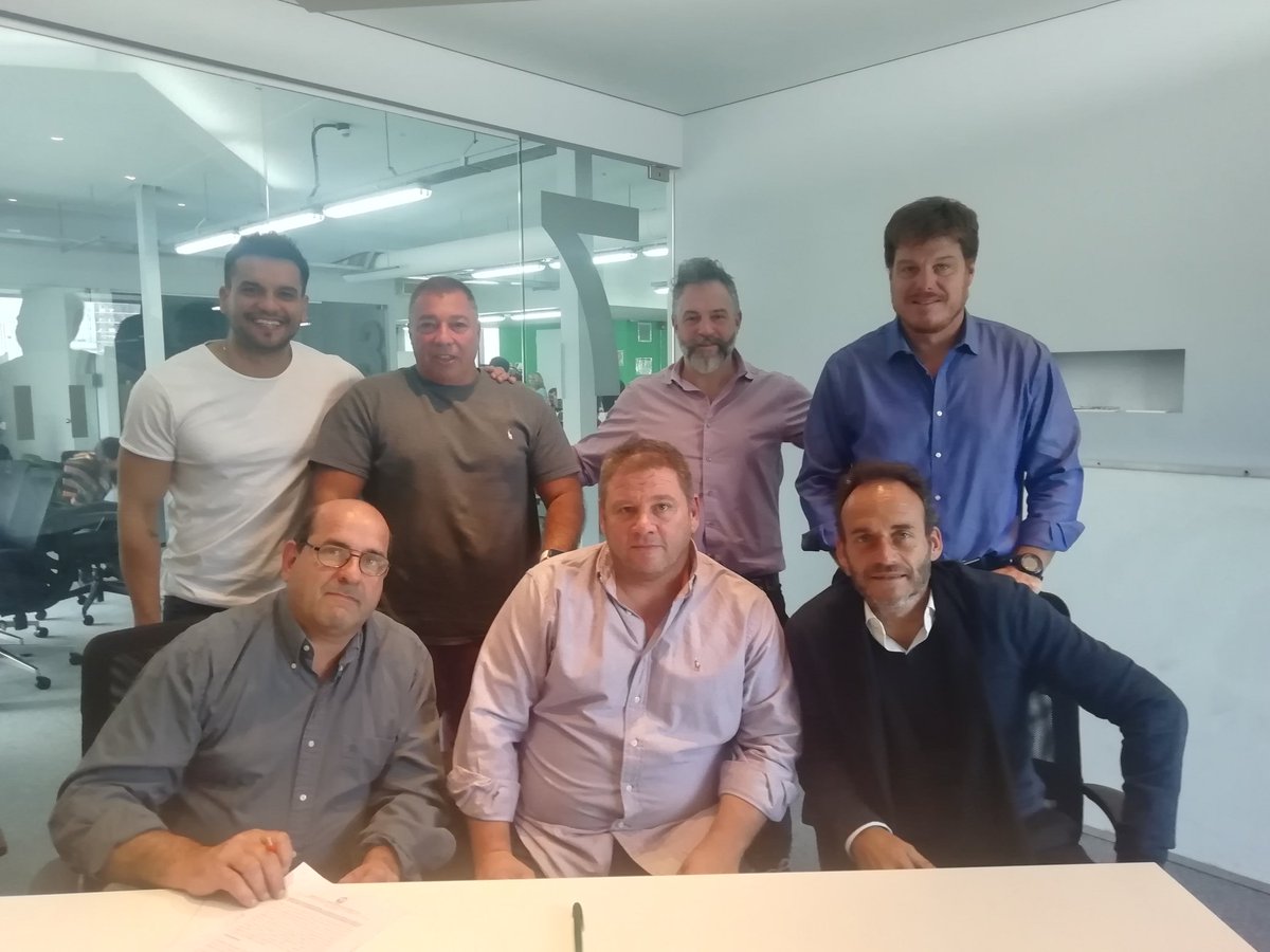 DeportesBA's tweet photo. El Subsecretario de Deportes @loboluisgustavo firmó un importante convenio con @femebal para que los deportistas que practican handball puedan usar las canchas de arena del #ParqueSarmiento https://t.co/sAGhzRKGZ8