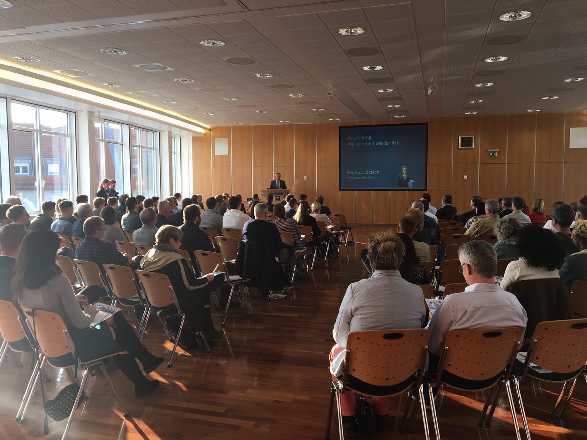 IHK_Nuernberg's tweet photo. Die Sonne scheint noch zum Beginn unserer #NEWKAMMER-Veranstaltung: Rund 100 Unternehmerinnen und Unternehmer informieren sich heute über unsere Leistungen und vernetzen sich. Wir wünschen allen Gästen einen tollen Abend und spannende Gespräche! #Verantwortungseit1843 https://t.co/c4I6EYzQM8