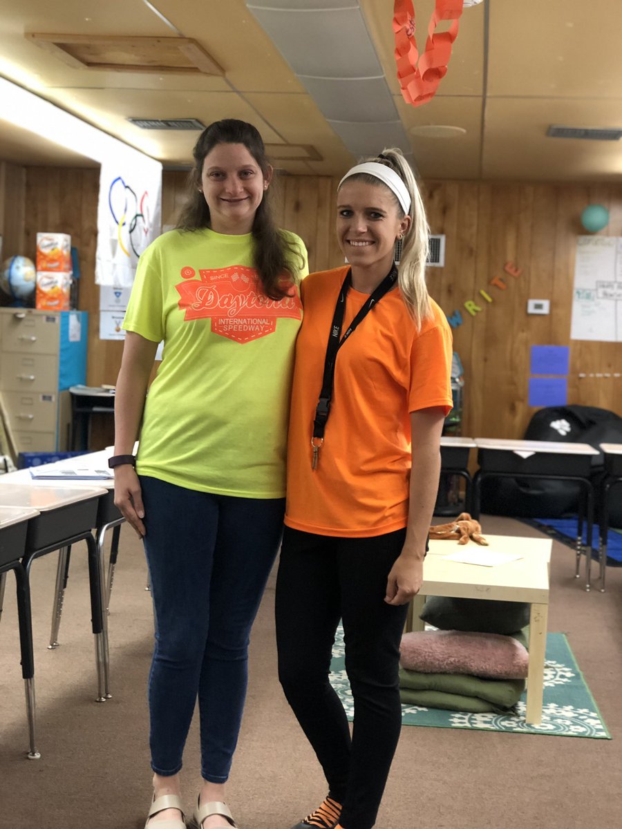 MsTBerry7's tweet image. Neon day means a whole bunch of highlighters walking around campus!  @HHSK8Knights 🧡 #SELebrationWeek  #VCSALLIN  #VCS123