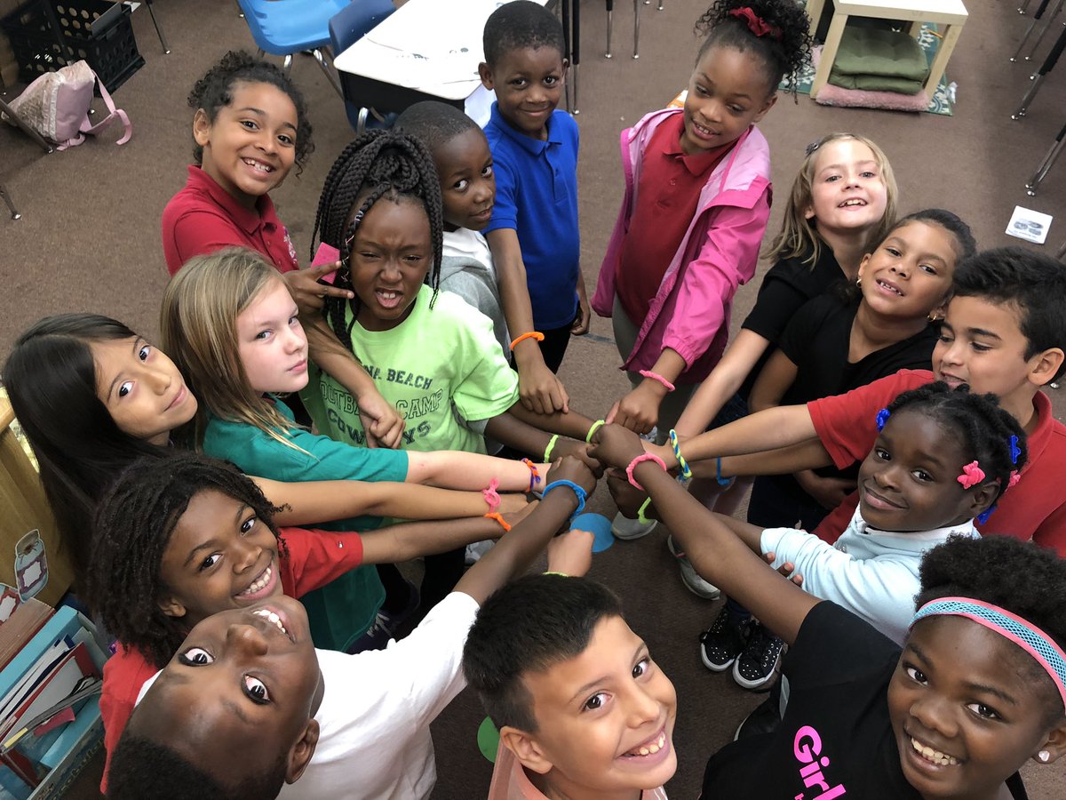 MsTBerry7's tweet image. Neon day means a whole bunch of highlighters walking around campus!  @HHSK8Knights 🧡 #SELebrationWeek  #VCSALLIN  #VCS123