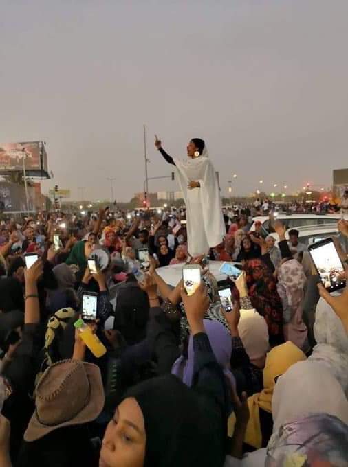 realFFK's tweet photo. Her name is Alaa Salah. She led a revolution in Sudan. She called for the oppressive leader of Sudan to step down. She is only 22 years old. If only the youths of Nigeria had her courage, strength and conviction Buhari would have been out long ago! Instead anyone that speaks... https://t.co/qODkVJC9kV