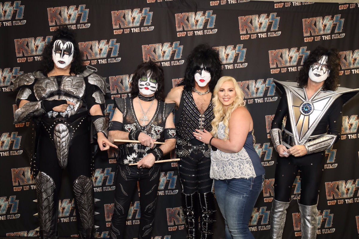 SouthernBayyTay's tweet photo. Seriously the best night of my life besides my wedding night! 😍 #Raleigh #EndOfTheRoad @PaulStanleyLive @genesimmons https://t.co/pIIuCOzIVj