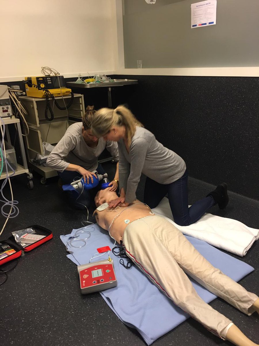 saasandorra's tweet photo. Personal del CSS El Cedre, de l'HNSM i d'Atenció Primària han fet avui un curs de Suport Vital Bàsic (SVB) amb DEA. #RCP #salvantvides https://t.co/4tC2DCKPiB
