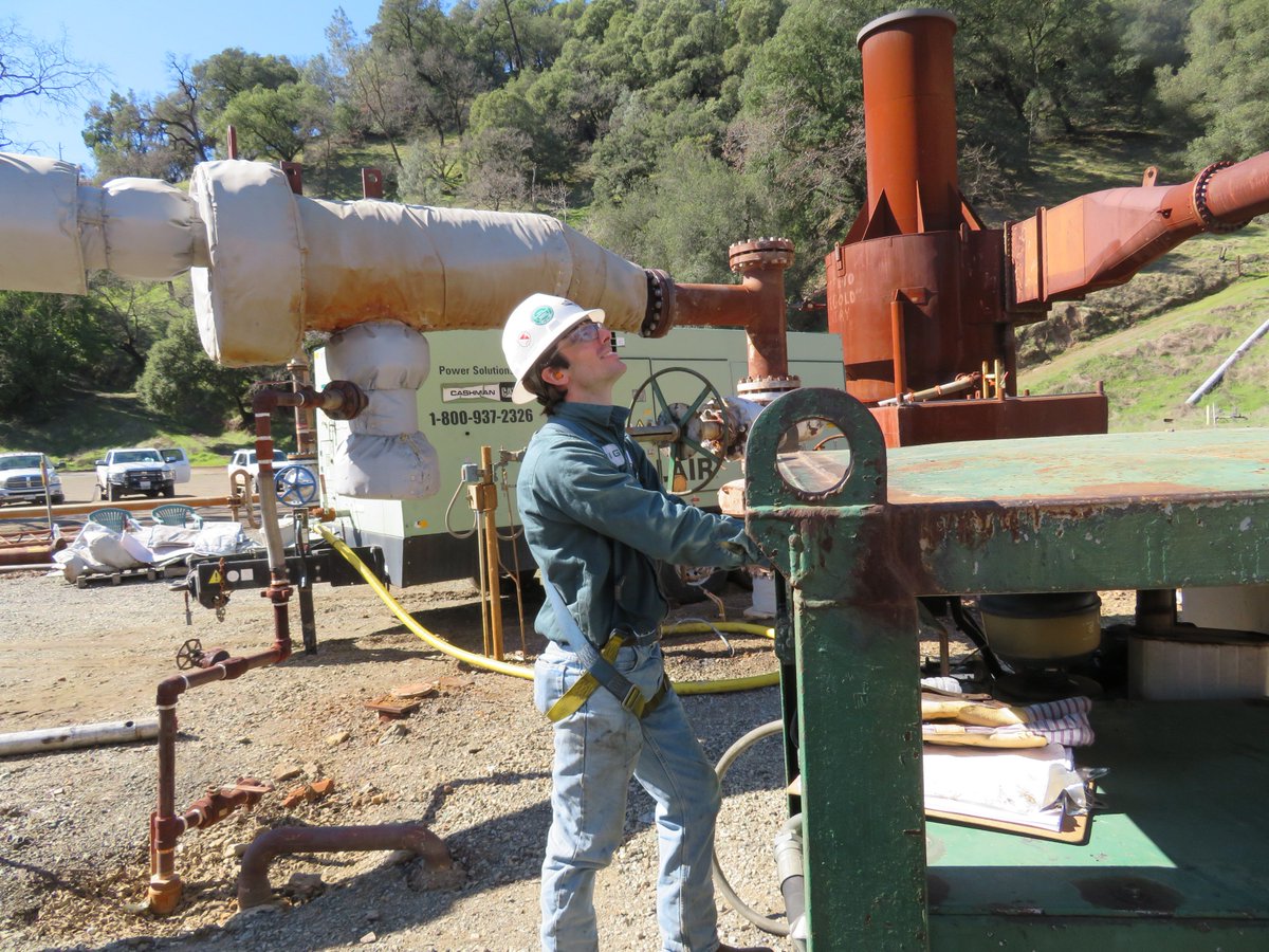TNGEnergy's tweet photo. Today, we wanted to thank and recognize, Eric Dunaway - Eric has been with TNG for 5 1/2 years as a Machinist and "Jack-of-All-Trades" He's pictured here as an integral part of #TeamRigless, on the job in #TheGeysers operating our #RiglessValveReplacement on a #geothermal well. https://t.co/fJOdPpUYYD