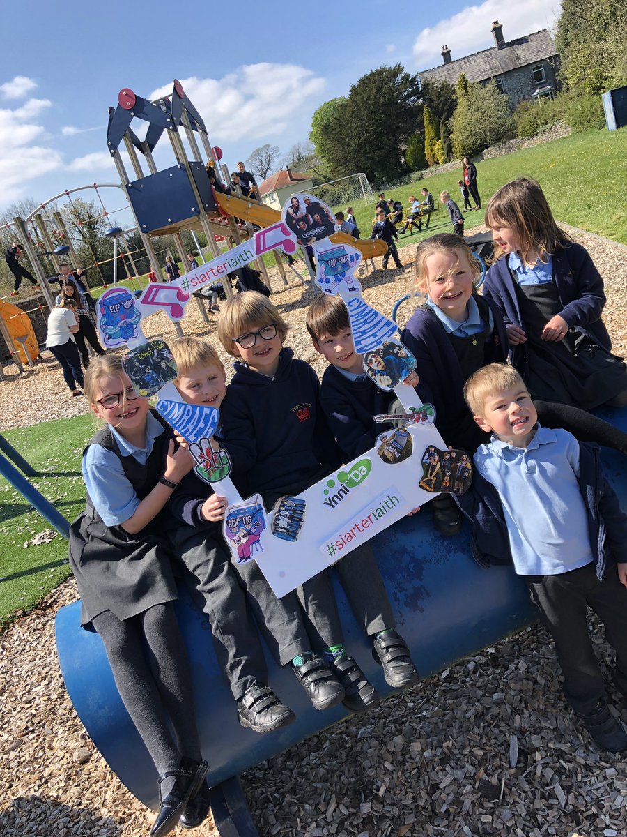YnniDa's tweet photo. Diwrnod hollol gwefreiddiol gyda @ysgolyfro @ysgolglanyfferi @YsgolMeidrim Gweithgareddau Cerddoriaeth Cymraeg a Disgo Pŵer Pedal Cymraeg ym Mharc Llangyndeyrn! 🎼🎸🎤🎹🚴‍♂️⚡️🏴󠁧󠁢󠁷󠁬󠁳󠁿 @MenterCGE @CarmsCouncil @SerenaSbarc @Siarteriaith @LlC_Addysg @CarmsEnergy @ERW___ @UrddMyrddin https://t.co/RsKHxTSwkK