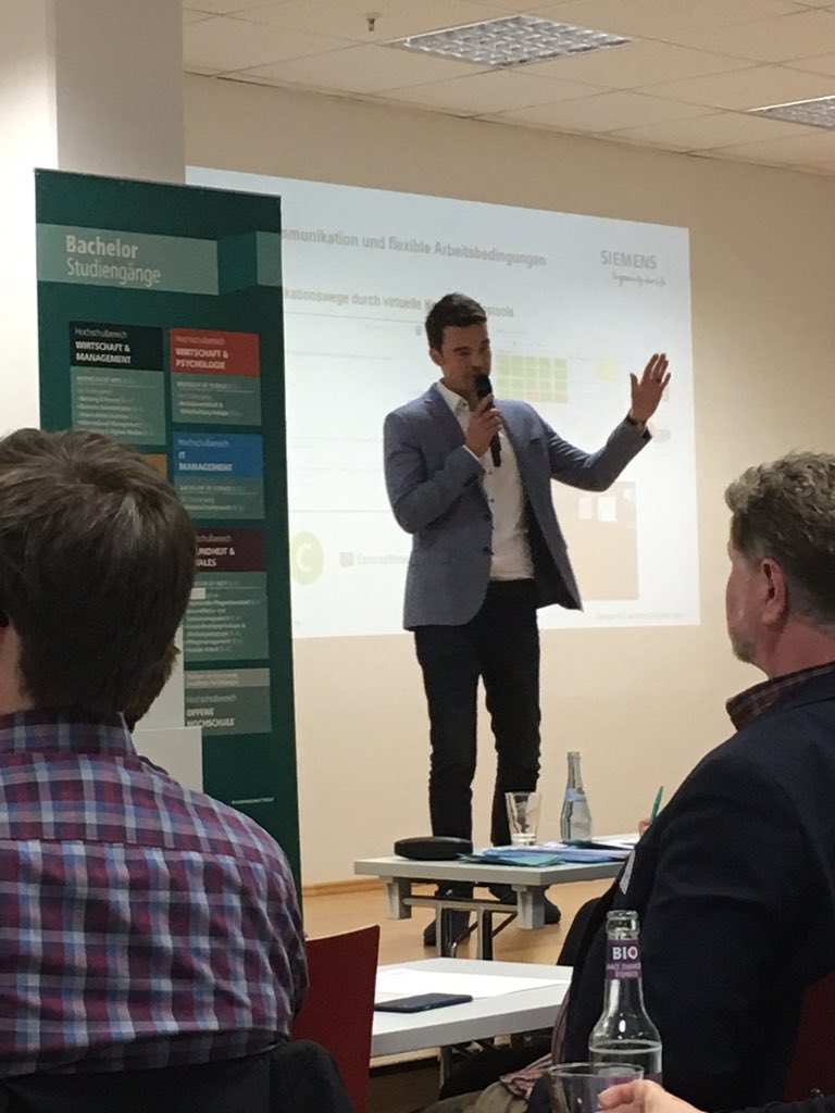 juliarose241's tweet photo. @NiehuisJan &amp; @R_Jaeg geben interessante Einblicke in #futureofwork bei @SiemensDE im Rahmen des #newwork - Virtual Leadership Vortrags an der @FOMHochschule in Nürnberg! https://t.co/sIAXA5jdvE