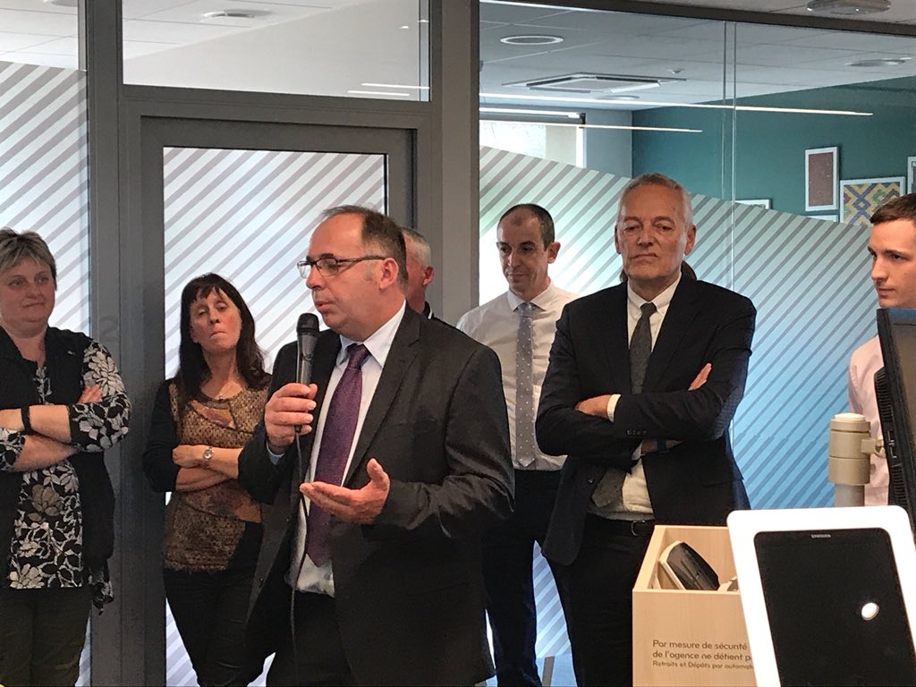 CAChampBourg's tweet photo. 📣 Inauguration
Ce soir, JY Remillet, Président de notre CR, J.Kermarrec, Directeur Général, Régine Fevre, Présidente de la Caisse Locale, et Celine Gilardet Directrice d’agence, inaugurent notre nouvelle agence de #SaintUsage en #CotedOr ! 
#CreditAgricole #CAChampagneBourgogne https://t.co/8FDdRpcdvH