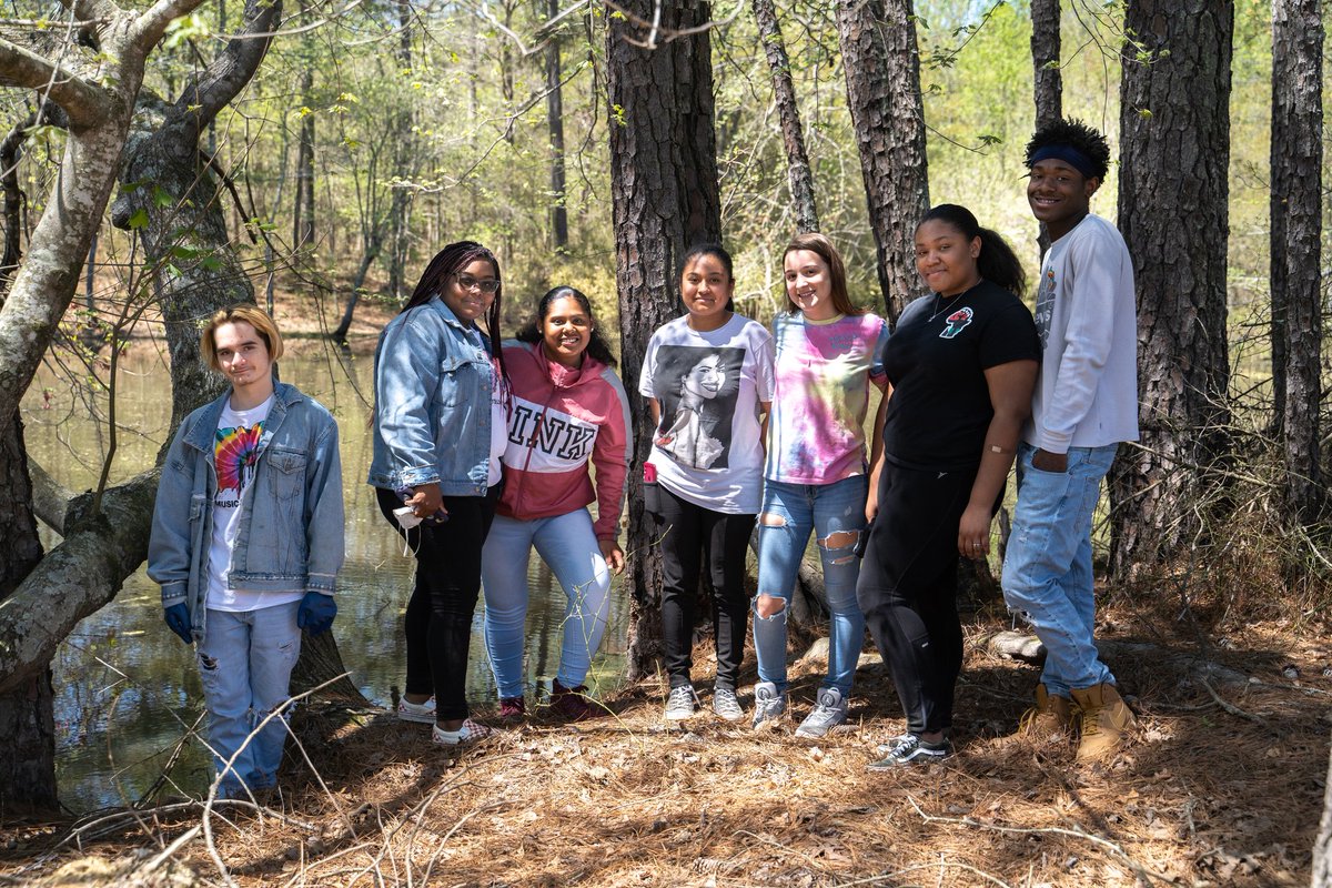 KnightDeal2518's tweet photo. #WalnutWednesdays @KnightdaleHS Evironmental Science service project @TriangleLand Walnut Hill Preserve https://t.co/SibkVxwrnT