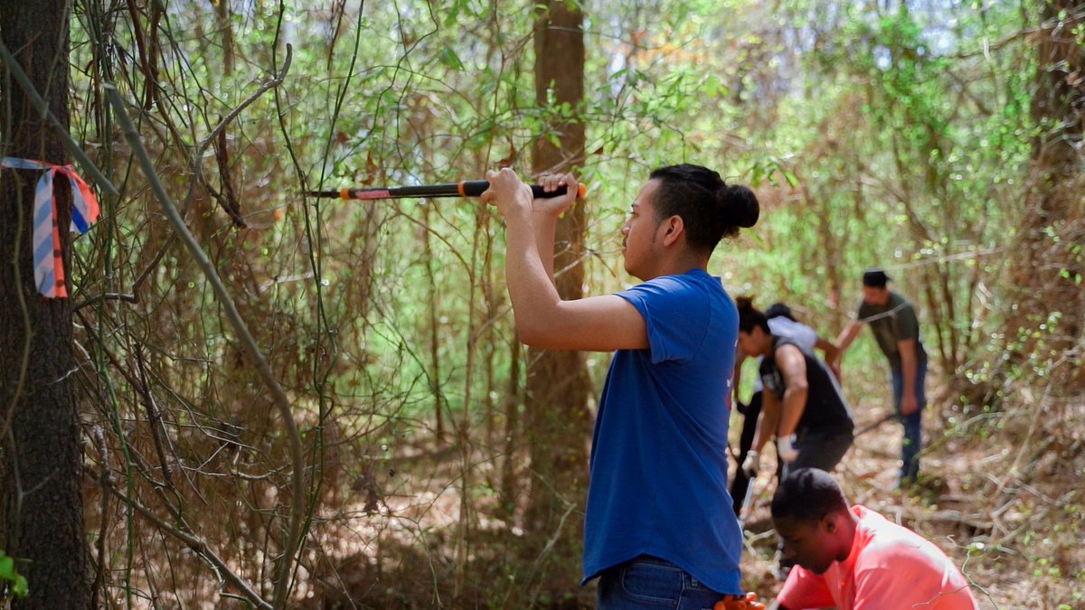 KnightDeal2518's tweet photo. #WalnutWednesdays @KnightdaleHS Evironmental Science service project @TriangleLand Walnut Hill Preserve https://t.co/SibkVxwrnT