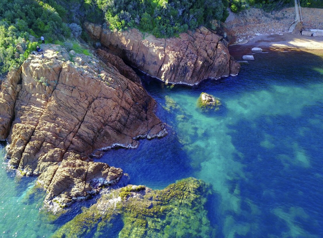 Magnifique vue sur le massif de l’ #Esterel 

📸 @raconteunvoyage
#CotedAzurFrance #MassifDelEsterel