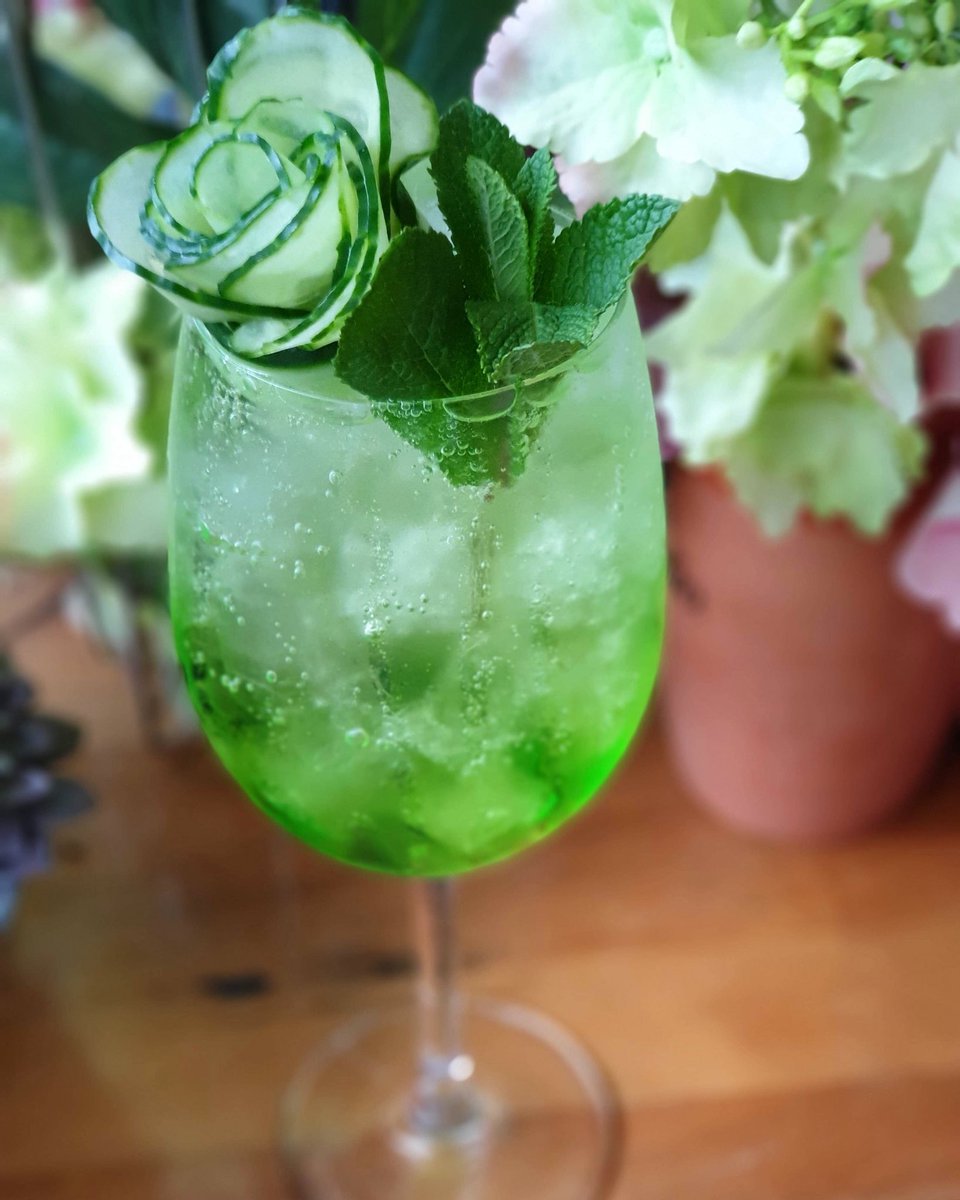 A cheeky refresher on a Thursday night, say no more😏 
#gimme #thursdaynight #afterworkdrinks #fresh #thirstythursday #drinkup #londonbar