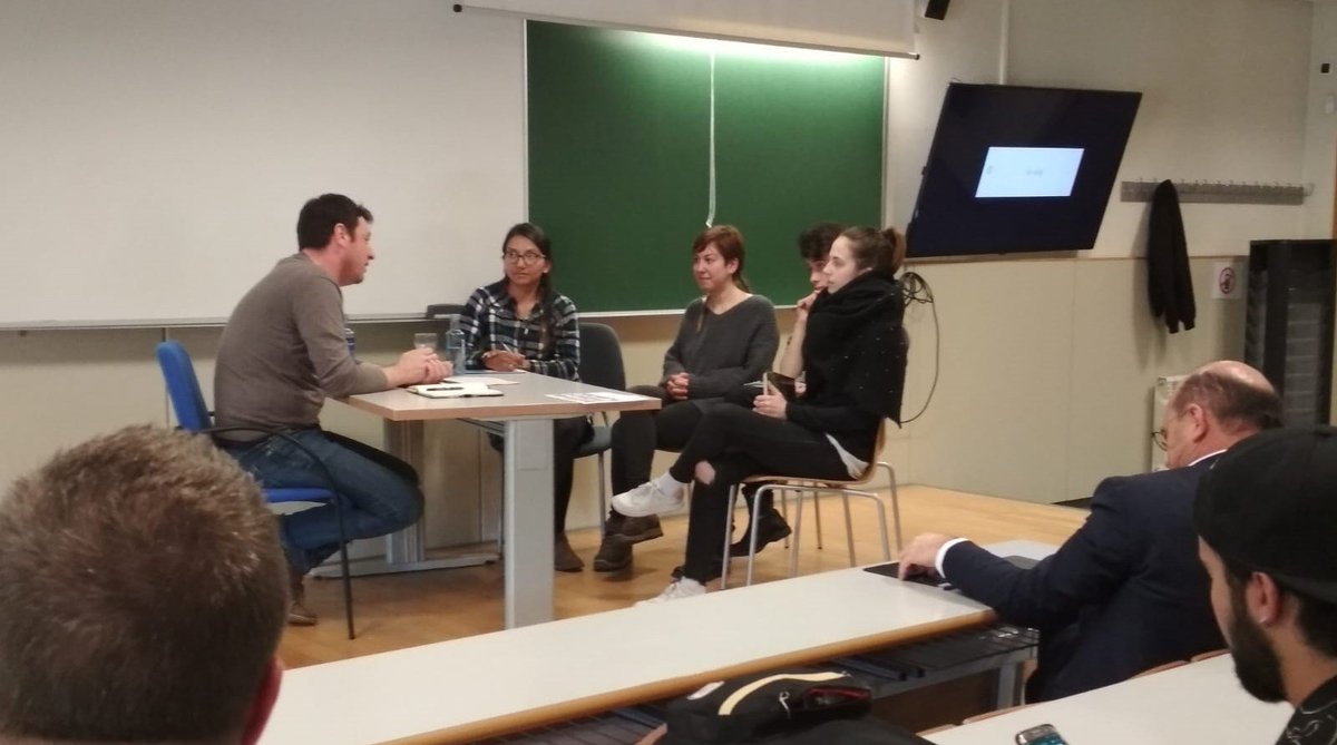 XestionCultural's tweet photo. #EstaSemana o noso alumnado tivo ocasión de contrastar con Xavier Campos @sinheira, asesor de @DACCultura, e Pedro González, CEO de Leite Noso-Deleite, as posibilidades de financiamento dos seus proxectos. 
Foi un pracer  #aprendercompartindo #aprenderfacendo con eles! 😊 https://t.co/moQu26Utg6