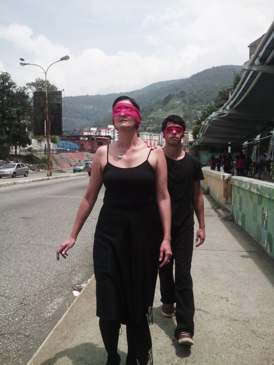 ddyora's tweet photo. El @CHambrientos salio a la calle con su acción #Cegados Ciegos por dentro y por fuera #Venezuela sumida en la oscurana del Socialismo del Siglo XXI #11Abr #Mérida https://t.co/iTPwhFx9YG