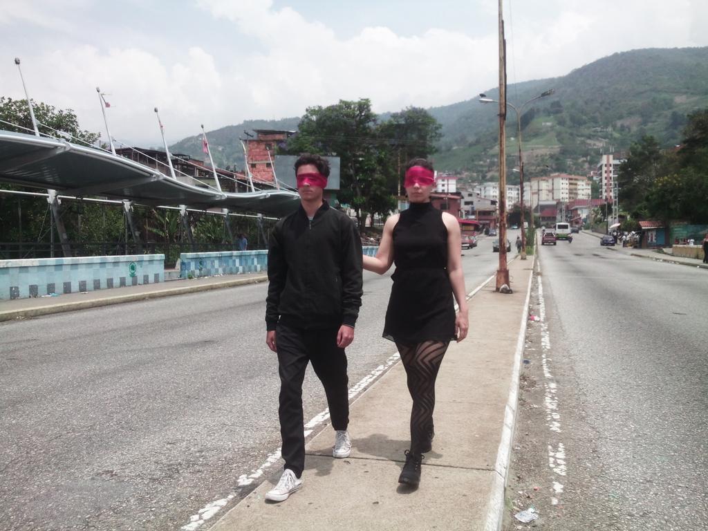 ddyora's tweet photo. El @CHambrientos salio a la calle con su acción #Cegados Ciegos por dentro y por fuera #Venezuela sumida en la oscurana del Socialismo del Siglo XXI #11Abr #Mérida https://t.co/iTPwhFx9YG