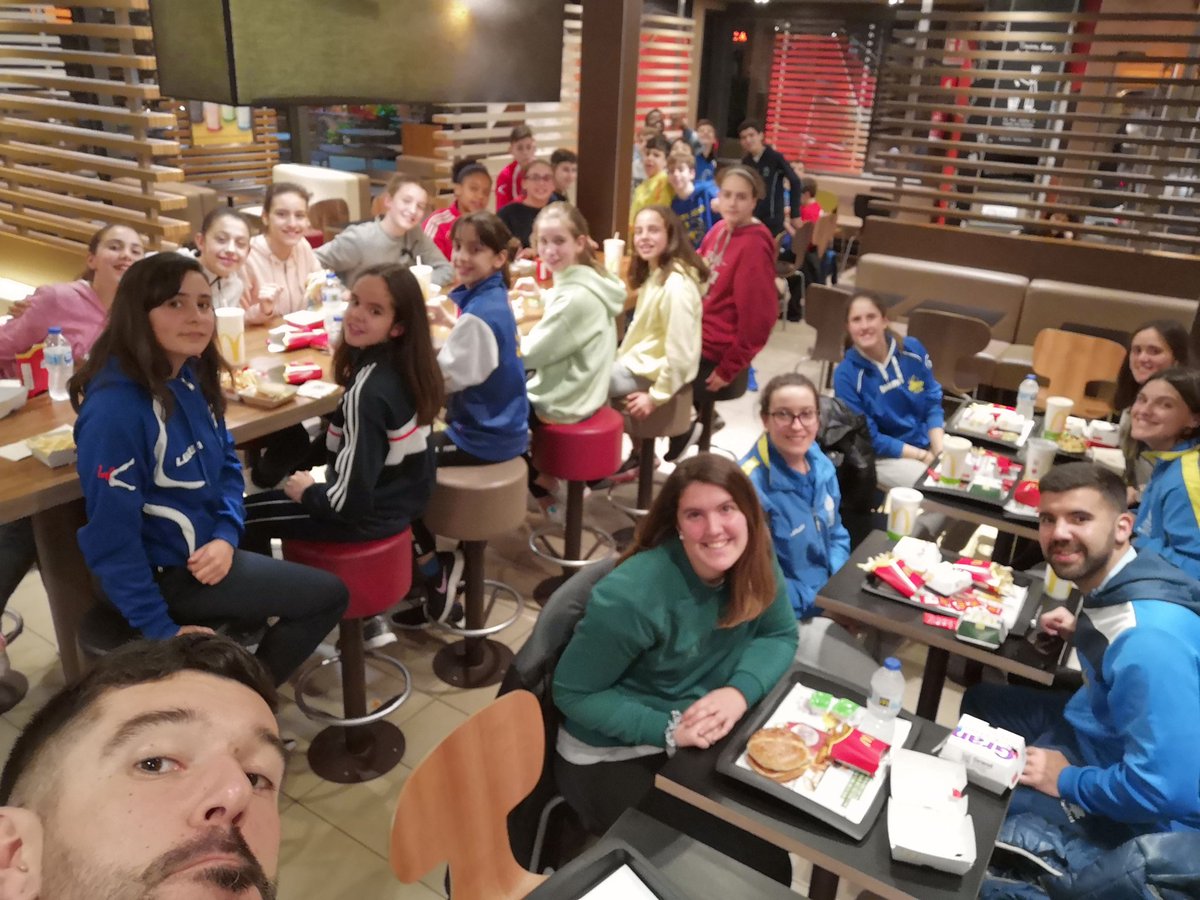 CarlosEstebanEB's tweet photo. Después del último entreno y cena en familia, ya en el autobús rumbo a San Fernando a por el #Mini2019. Todas las ganas puestas en que los #MiniAstures disfruten de un campeonato tan especial,el trabajo ya está hecho, toca disfrutar de su resultado. https://t.co/uXgMleVj1U