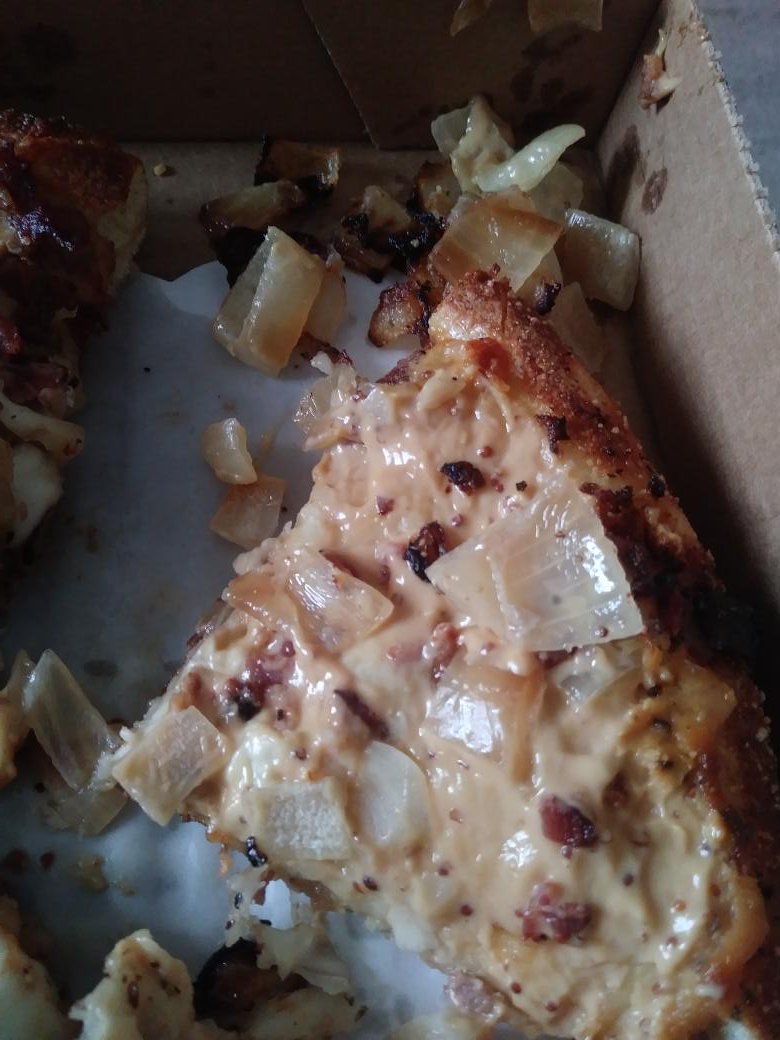 CantScareDonnie's tweet image. When you order a pie from @OldChicago1976 with no onions and they send you a pizza that's 75% onion. #moneywellwasted #neveragain