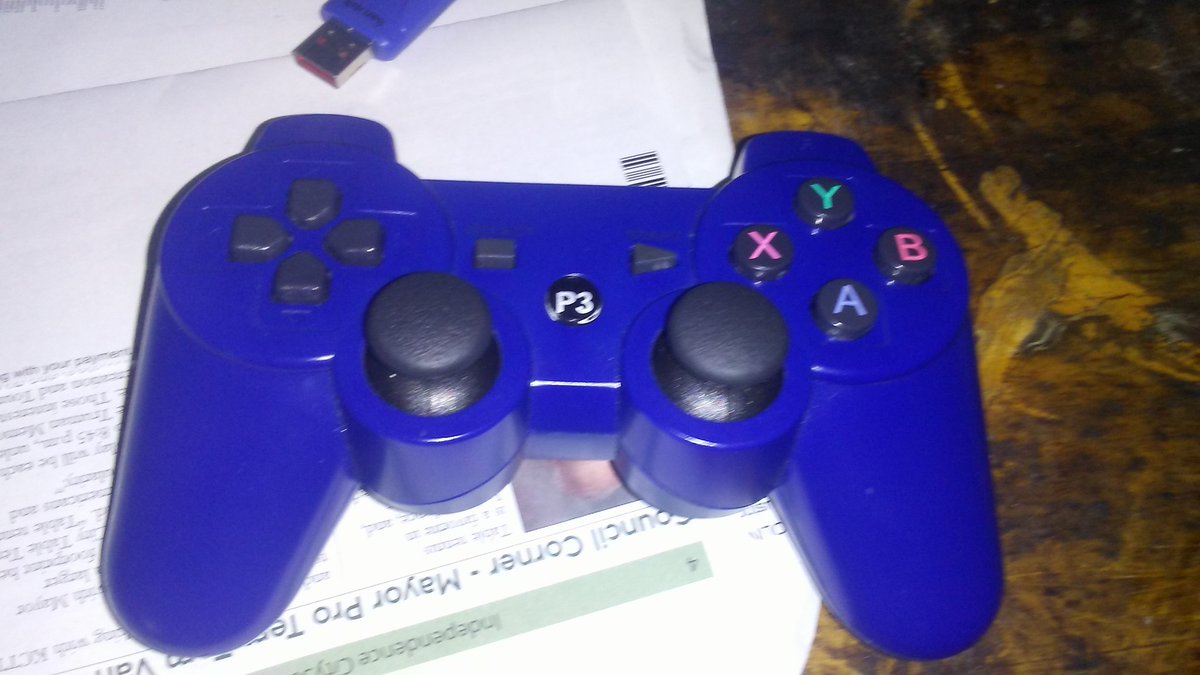 SUPERHATER500's tweet image. #PS3controller whats wrong with this picture?