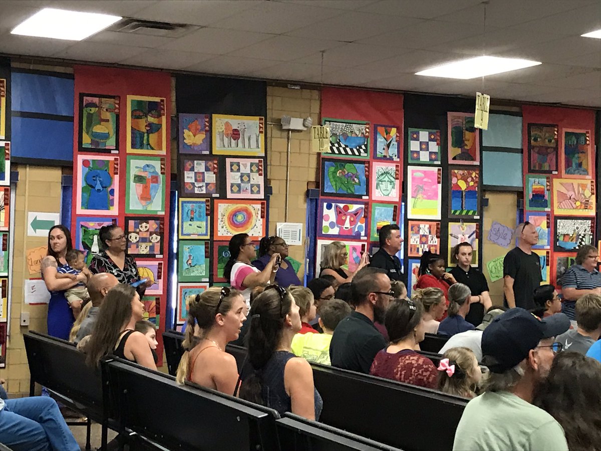 Lulu_atthebeach's tweet image. Another successful Night of the Arts! #ReadPattilloElementary #elementaryArt #RPERockets #VCS #ART