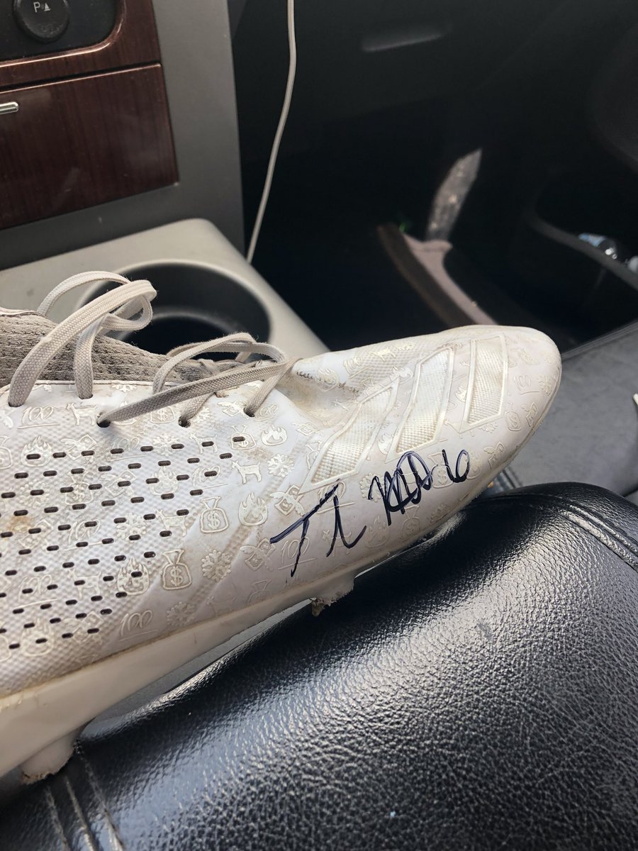 PeytonTodd4's tweet photo. Huge thanks to @thomasmorstead for taking time to chat with me today! Who better to receive advice from than the 🐐 himself?!? #passiondrivesfeelings #cloudsdirt https://t.co/66etVZZAaC