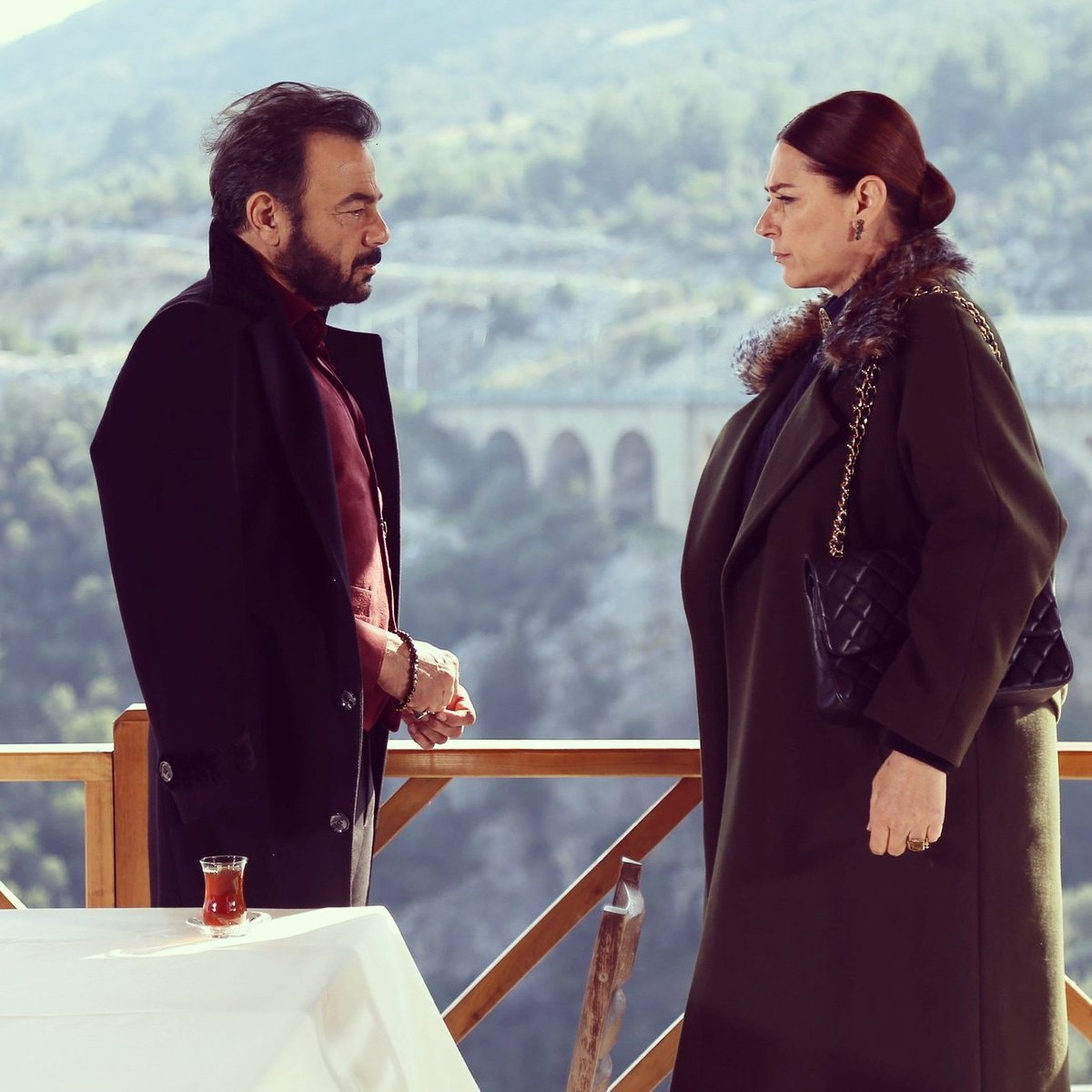 HFekeli's tweet image. Vahide Perçin ve Kerem Alışık gibi usta oyuncuları o mekana sadece 10 saniyelik bir sahneyi çekmek için çağırdığınizda gerçekten utanmadınız mi  #SanaMuhtacım #BirZamanlarÇukurova #VahidePerçin #KeremAlışık