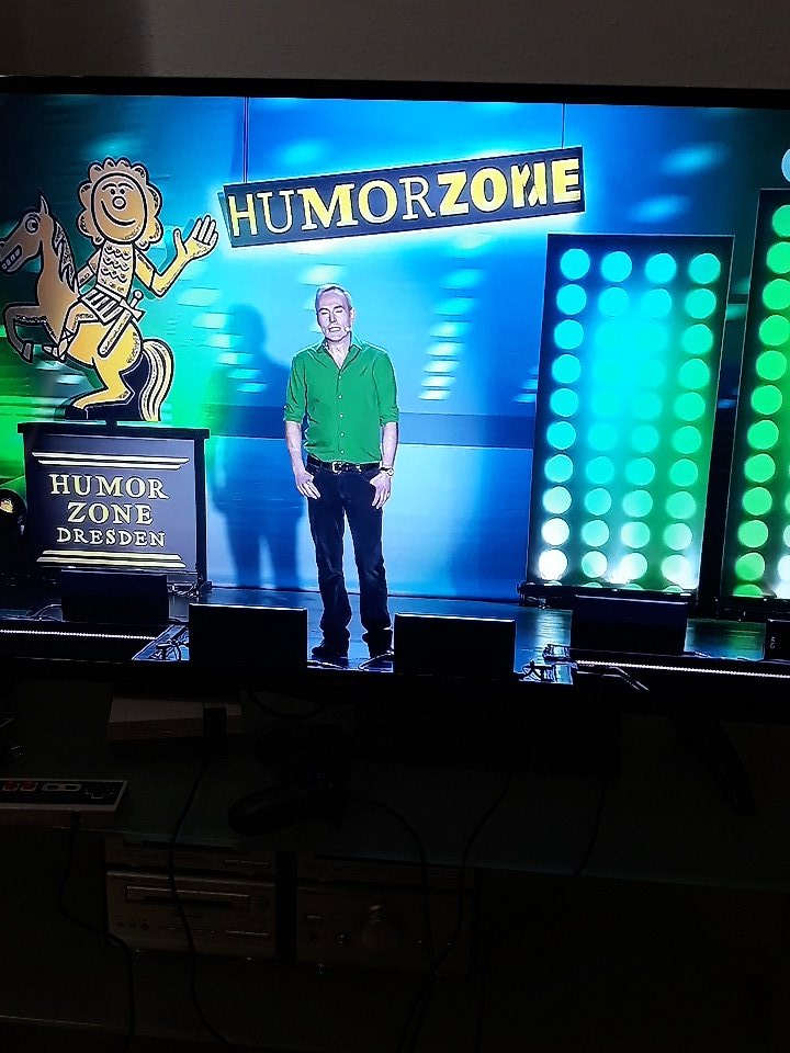 javitacats's tweet image. Veo programas de humor alemán de los cuales entiendo un 10% de las palabras. Como que mi cerebro trata de entender y sangra al mismo tiempo. #Deutschlernen #humorzone #dresden #jueves