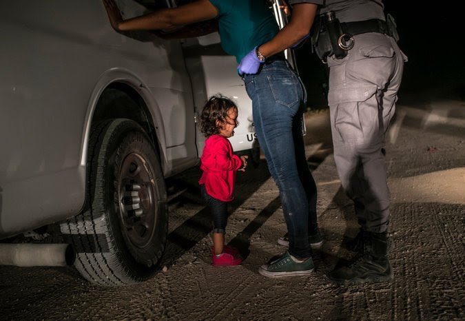 almuariza's tweet photo. La foto que muestra la crudeza de la crisis migratoria en EEUU gana el World Press Photo. 
Un trabajo de John Moore que “inspiró” también esta portada de @TIME 
Hilo https://t.co/5cmNsWijuh