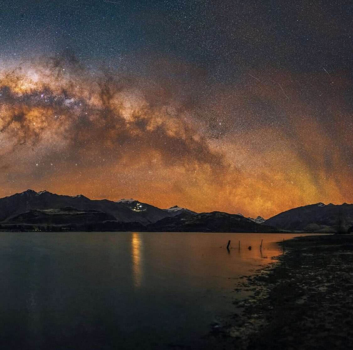 asshab_alahmar's tweet image. يا طلعة طلع الحِمام عليها
وجنى لها ثمرَ الردى بيديها
روّيت من دمها الثرى ولطالما
رَوَّى الهوى شفتيّ من شفتيها
قد بات سيفي في مجال وشاحها
ومدامعي تجري على خدّيها
فوحقِّ نعليها وما وطيء الحصى
شيء أعزّ عليّ من نعليها
لكن ضننتُ على العيون بحسنها
وأَنفت من نظر الحسود إليها
(ديك الجن)