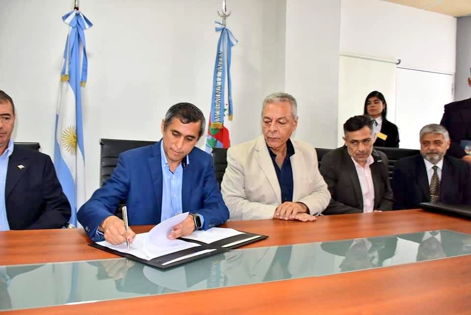 modernizacionlr's tweet photo. FIRMAMOS CONVENIO CON UNIR POR EL PROGRAMA NACIONAL DE TERMINALIDAD EDUCATIVA.
Impulsado por la coordinación de #ADULTOS2000 avanzamos en la firma de convenio con la Unión de Industrias Riojanas, que permitirá que empleados de las distintas fabricas puedan finalizar sus estudios. https://t.co/qgCvxS3GMc