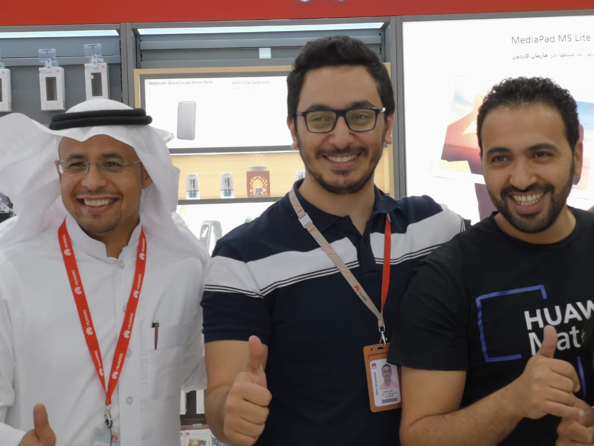 Huaweimobile6's tweet photo. مع فريق العمل في #متجر_هواوي_شرق_الرياض بعد تدشين #p30_pro https://t.co/UXVwzVdwXf