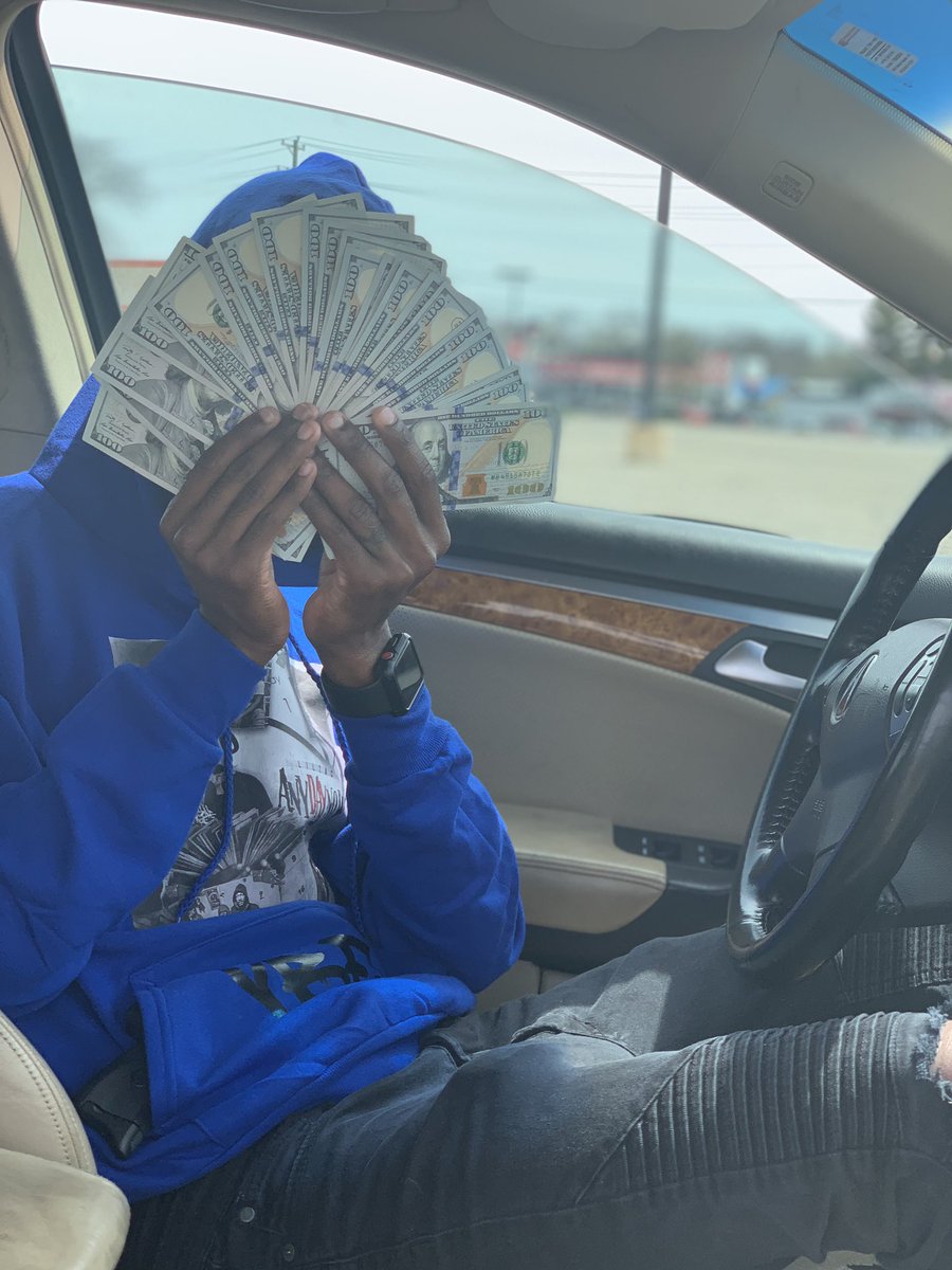 lorhatch_'s tweet image. Big body remember I use to be dusty , now I want my money all hunnits in a rush please 💙💵✨ #FreeDaReal #LongLiveQues #VBE