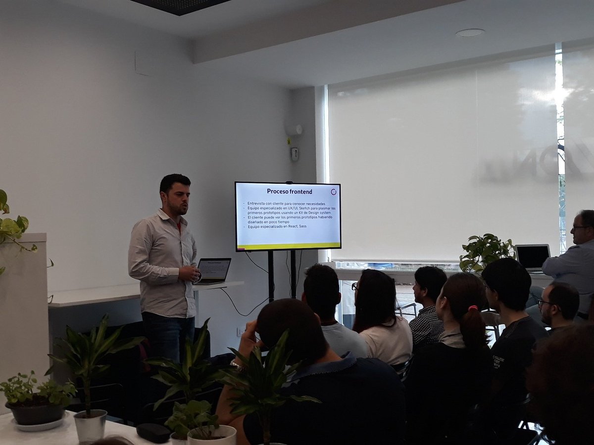 nievesborrero's tweet photo. @javaguirre nos habla sobre nuestra recetica de frontend en @tnpgram 🔝🔝 @betabeersODB https://t.co/iGsvUo6rlz