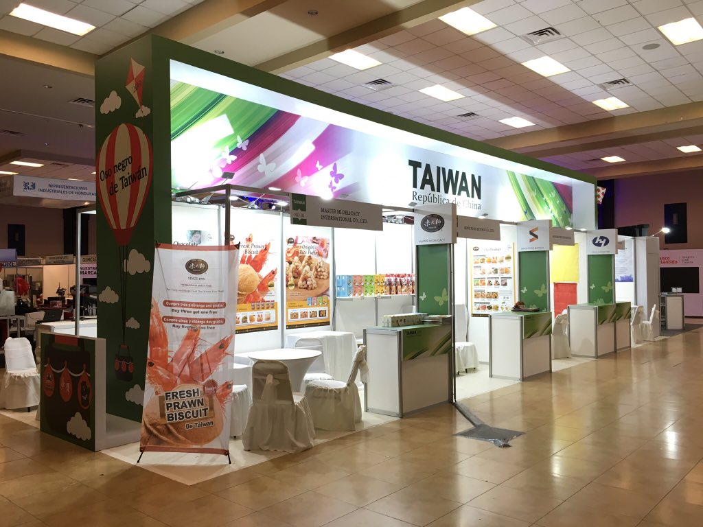 ExpoferiasHN's tweet photo. Otro proyecto exitoso! Stands modulares de 3x2 metros con su mostrador frontal, espectacular cenefa de 4.5 metros de altura, área principal de exhibición con techo e iluminación Led, letras troqueladas y alfombra, impresiones fueron realizadas por Índigo Posters Honduras https://t.co/lAPIdVlq0z