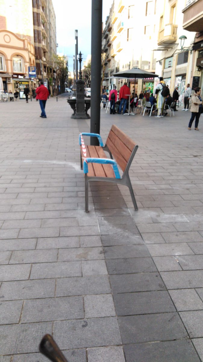 AVTgnCentre's tweet photo. Han vingut els reis mags o es que s'acosten les eleccions? Des de l'AV celebrem que hagin instal·lat un dels bancs que tants cops hem demanat https://t.co/zARraObgEF