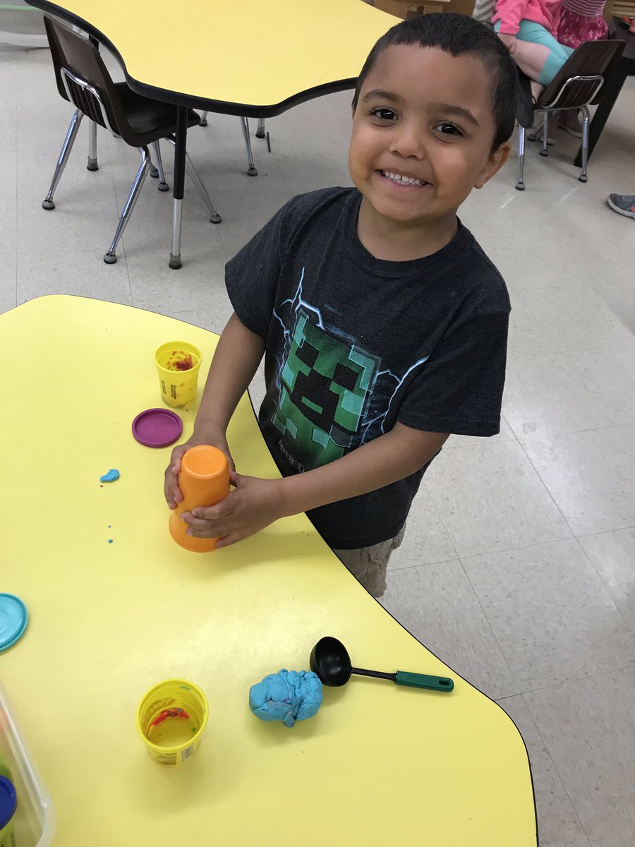 MissMirtsRBE's tweet photo. Today we wrote an opinion piece. Would you rather play with paint or with play-doh? https://t.co/RBH73BL0Nx