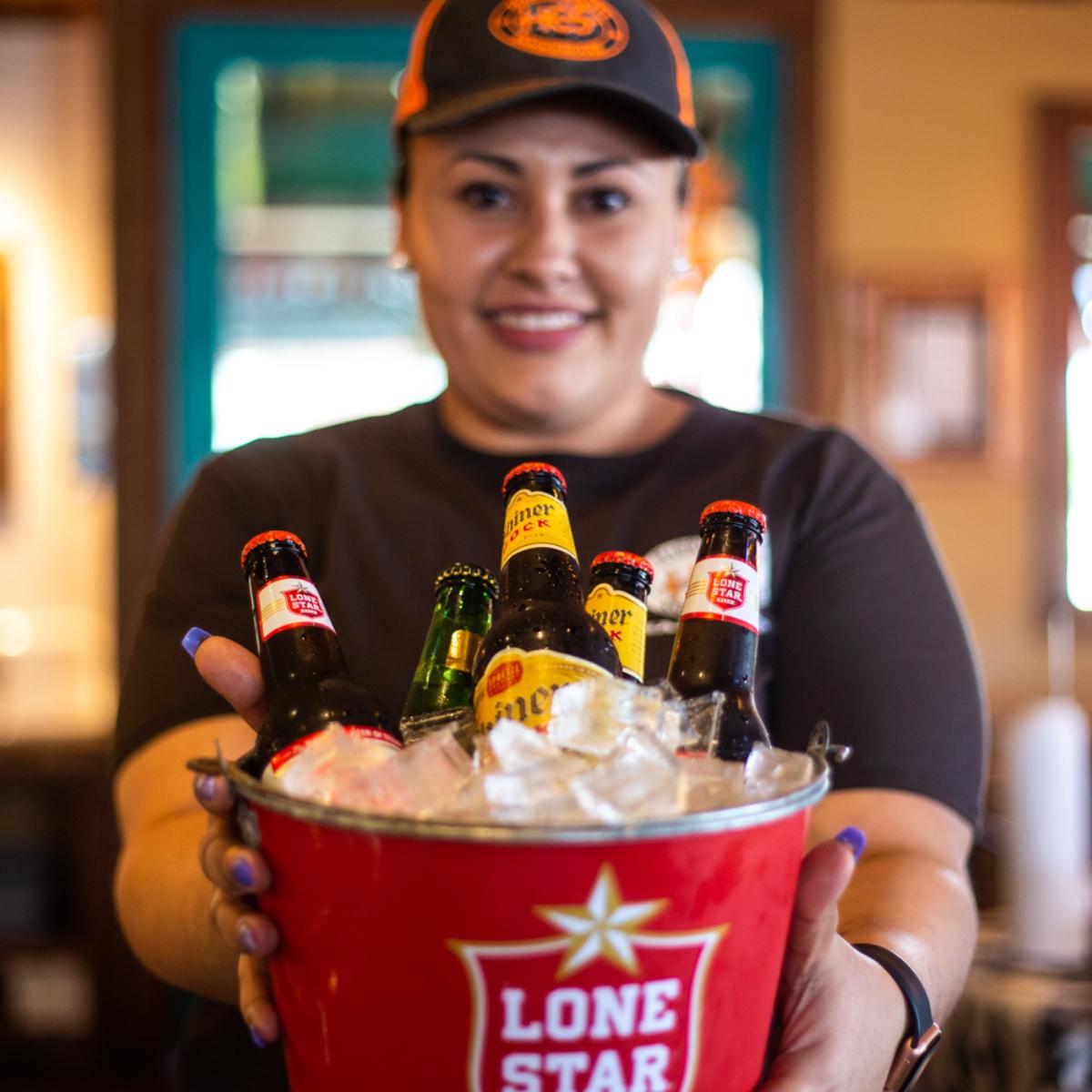 HC_Smokehouse's tweet photo. You can always expect friendly, attentive service from a team that strives to show you a one-of-a-kind dining experience. https://t.co/KWtsEK7juf
