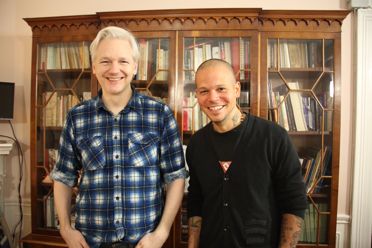 Residente's tweet photo. Assange arriesgó su vida para destapar la realidad sucia que ocultan nuestros gobiernos. Su arresto es un atropello a la libertad de prensa y de expresión. Aquel que defienda este arresto, tiene algo que esconder o le interesa vivir en una burbuja rodeado de la mentira mediática. https://t.co/jsNQYjuOe3