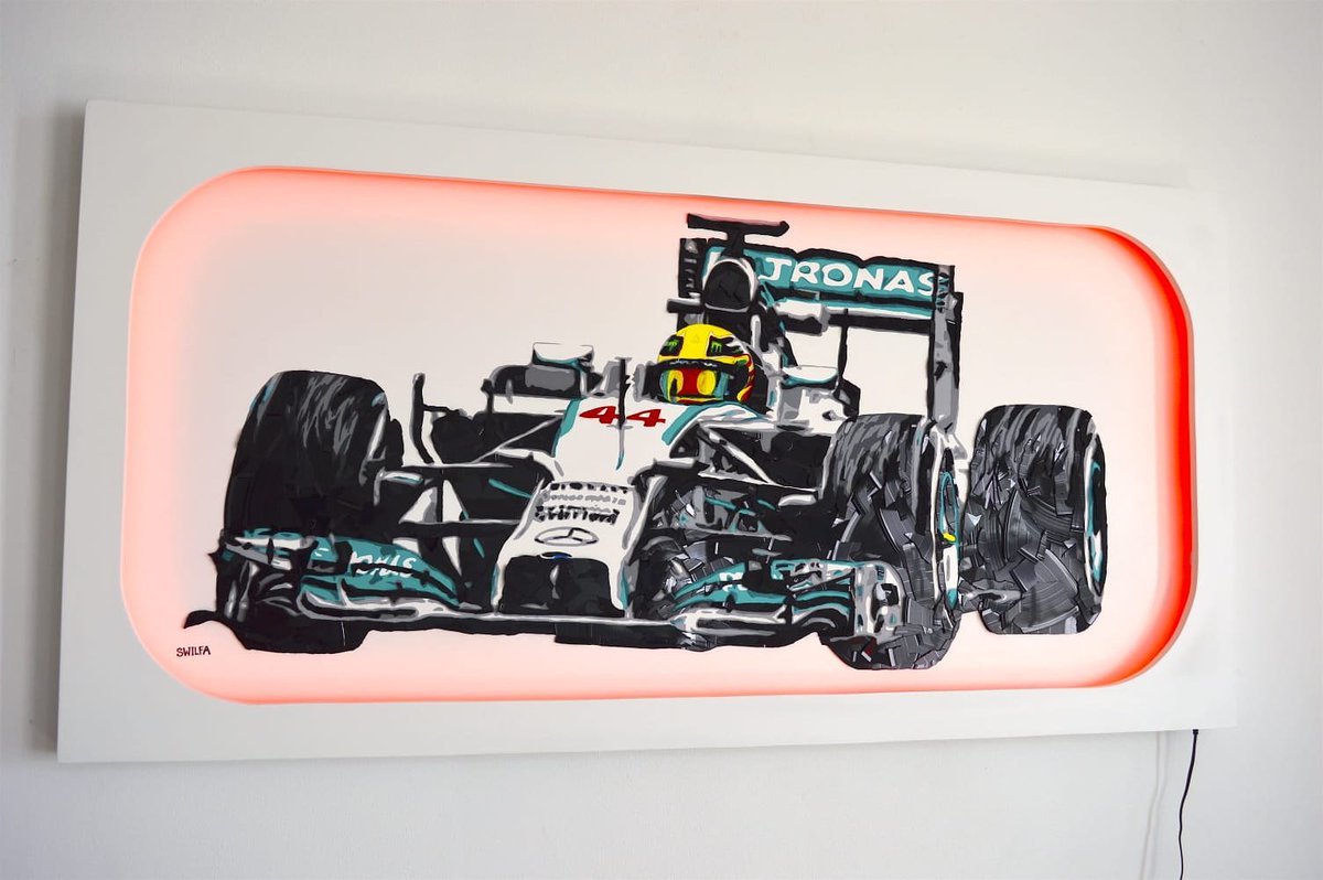 swilfa7's tweet photo. Lewis Hamilton Made from broken vinyl record's, acrylic paint LED light's in frame
.
.
.
#lewishamilton #mercedesbenz #mercedesamgf1 #formula1 #f1 #teampetronas #petronas #skysports #skyf1 #motorracing #pirellityres #swilfavinylart #swilfa #vinyl #art #artist #records #grandprix https://t.co/xTN259m1kk