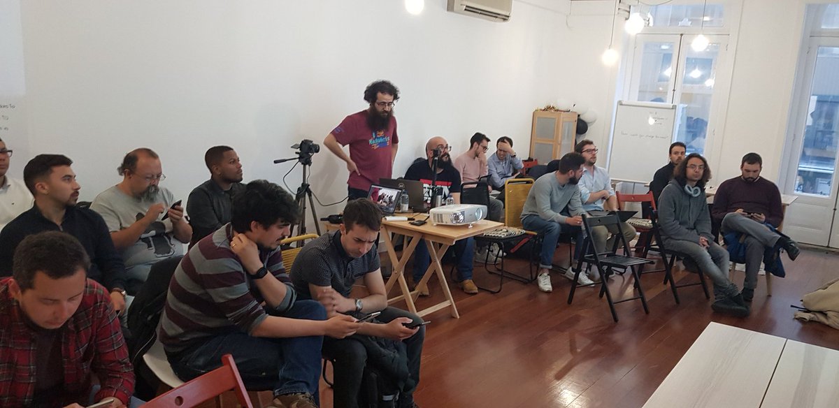 locks's tweet photo. we're about to start today's #PortoCodes with a presentation about Flutter from @rapzo https://t.co/0W8oAO47ur
