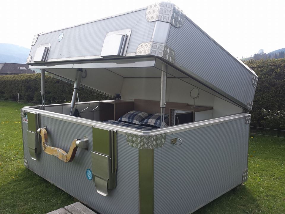 Konventionelle Hotels können Einpacken, wenn dieser Koffer Schule macht. In der #Steiermark lädt ein komfortabler Schlaf-Koffer zum #Glamping ein. Die Übernachtung in der kompakten Unterkunft in Österreich ist noch dazu sehr fotogen. bit.ly/2Idht5R