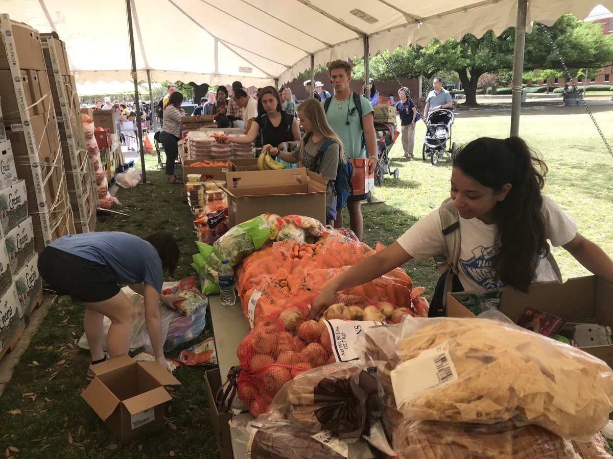Baylor's tweet photo. On #Baylor's Fountain Mall until 3:30: FREE FARMER'S MARKET!

Bring a bag and load up with free fruits &amp; veggies. It's all part of the fight against food insecurity among college students! https://t.co/gepZKOkHVG