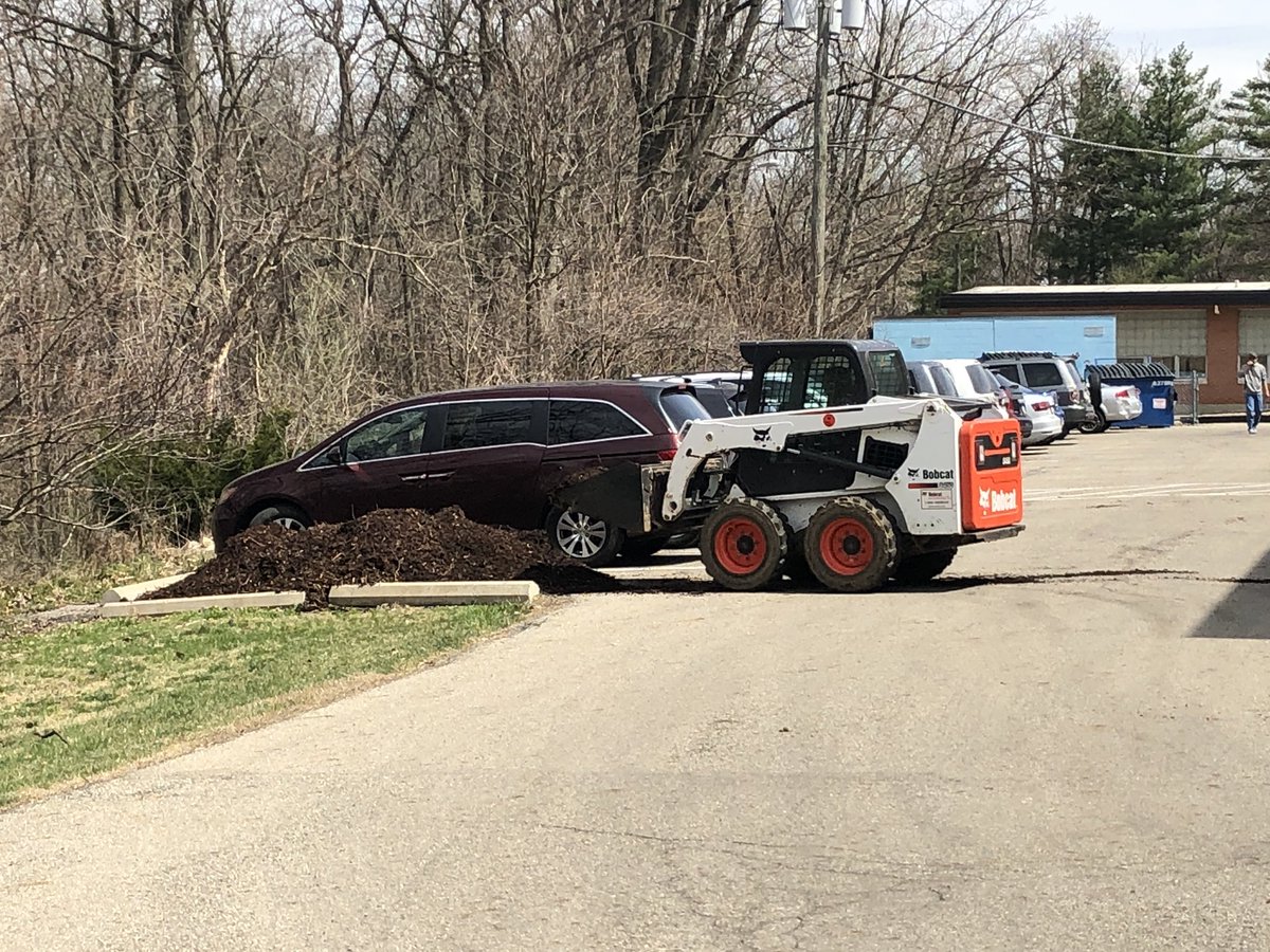 DJDacPHX's tweet photo. It’s such a nice day out even principals need to get out and play! @ColHillsElem @wcsdistrict #itsworthit @EspWorthington #wcsgrounds #cleantheravine https://t.co/IHIs5OpUZB