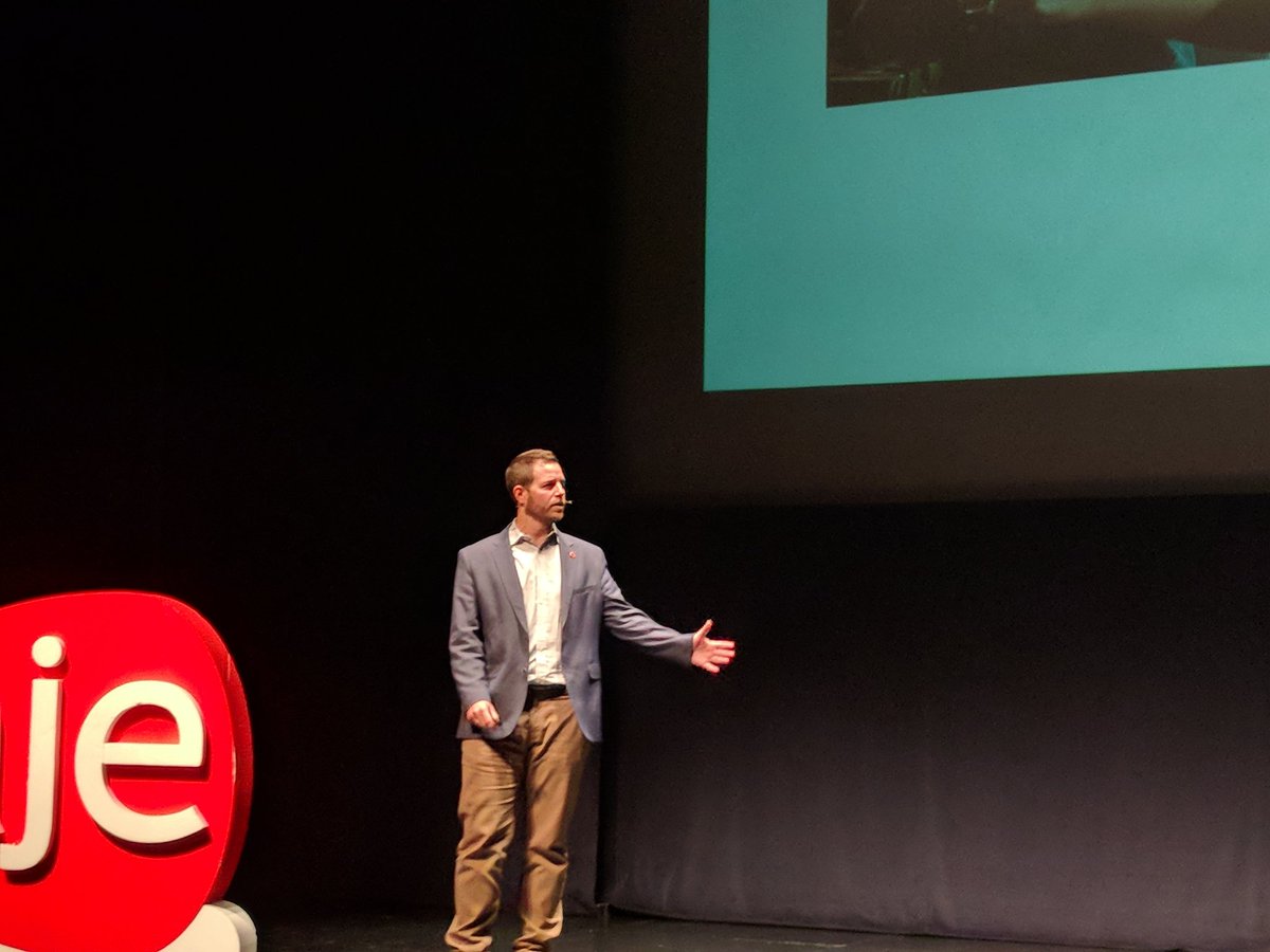 Comienza Sergio Oya, de @LegaleGoAbogado a contar su fracaso #emprendedor en la I #FuckUpNight de <a href="/AJE_Granada/">AJE Granada</a> 

Valiente #emprendedor y emocionante experiencia.👏👏👏