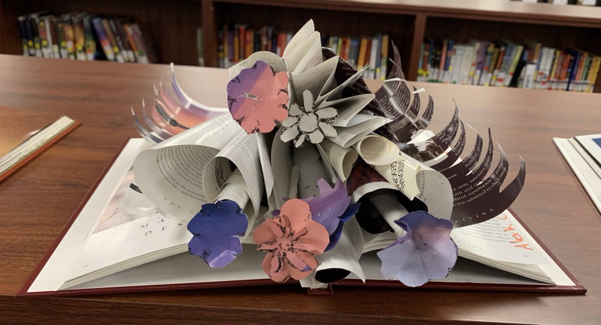 mrsCooperWHE's tweet photo. #GrimesU made some pretty amazing book art today in the LMC! #recycle #ArtInTheLMC #LifeintheLSELMC @HumbleISD_LSE #LeopardSpotting #TheHumbleLibrarian @shgrimes4 https://t.co/yhIE5Mqmlo
