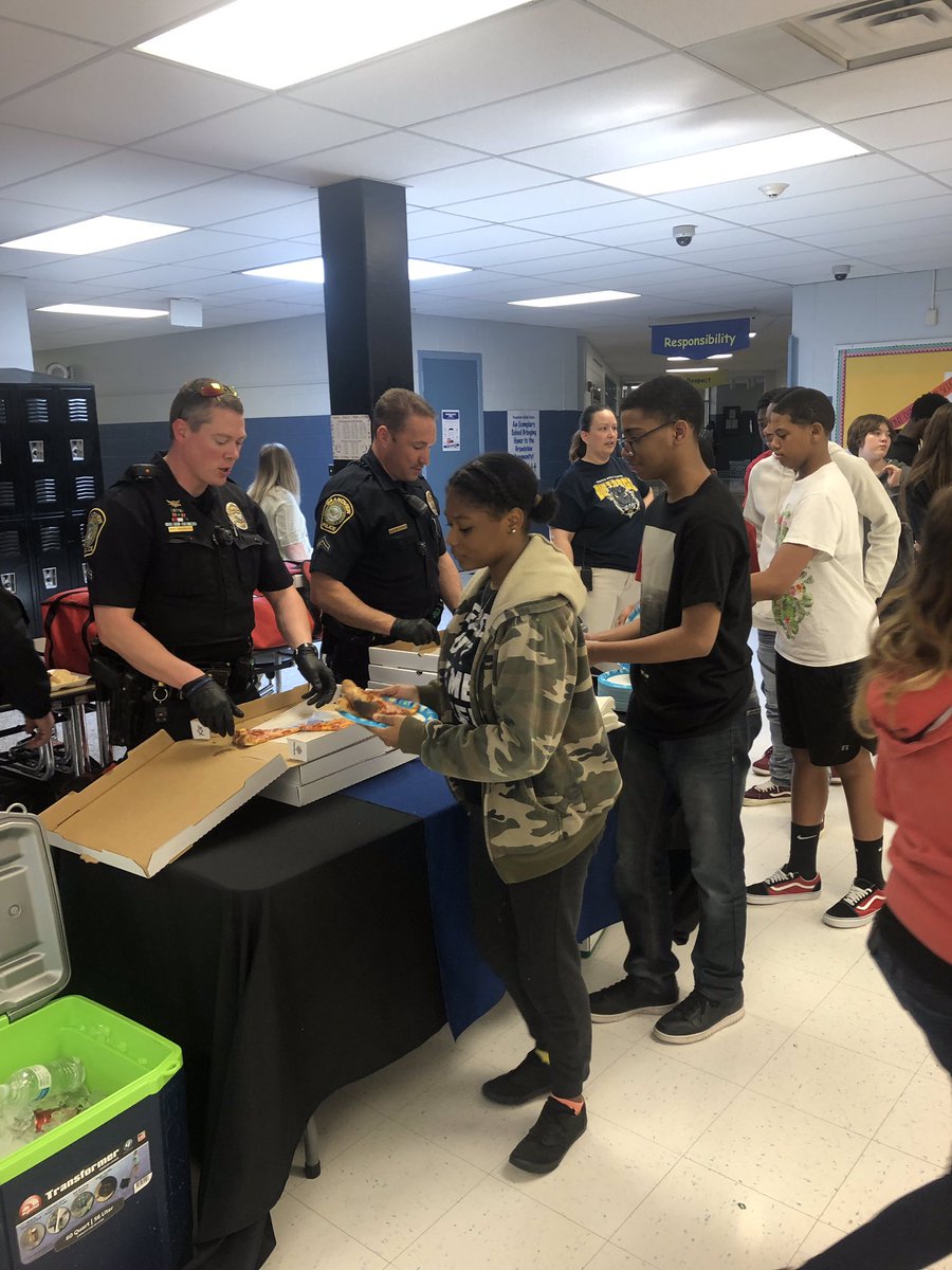 GrandviewMOPD's tweet photo. Great time at the Grandview Middle School for Pizza With Police! @GrandviewParks @CityofGrandview @GrandviewCSD4 @krodrequez @TrumanHeartland https://t.co/ZOjdfjCLmp