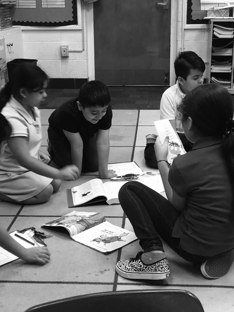 unalibrarian's tweet photo. Impromptu student -led workshop!  She gathered materials, announced she is ready to help and her peers quickly came to her.  @engage_learning @FWISDCurriculum @versiawilliams #FWISDLearningModel #Happyteacher https://t.co/TxkHJ1BBfT